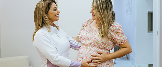 Pregnant woman talking with her doula
